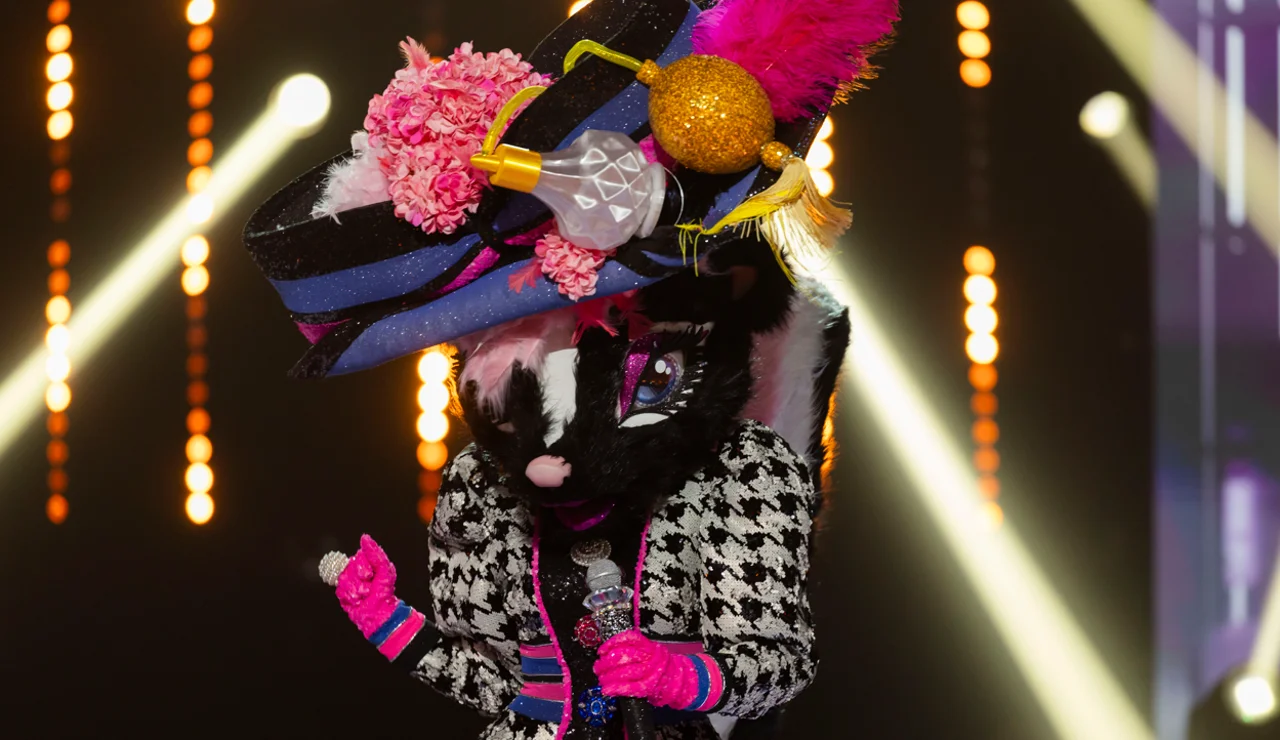 Mofeta se convierte en Karol G en Mask Singer con ‘Si antes te hubiera conocido’ y los investigadores lo dan todo