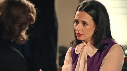 Marta revela a Cloe que ha encontrado una pista sobre Fina Marta revela a Cloe que ha encontrado una pista sobre Fina