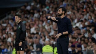 Arbeloa da instrucciones a sus jugadores en el partido ante el Alav&eacute;s