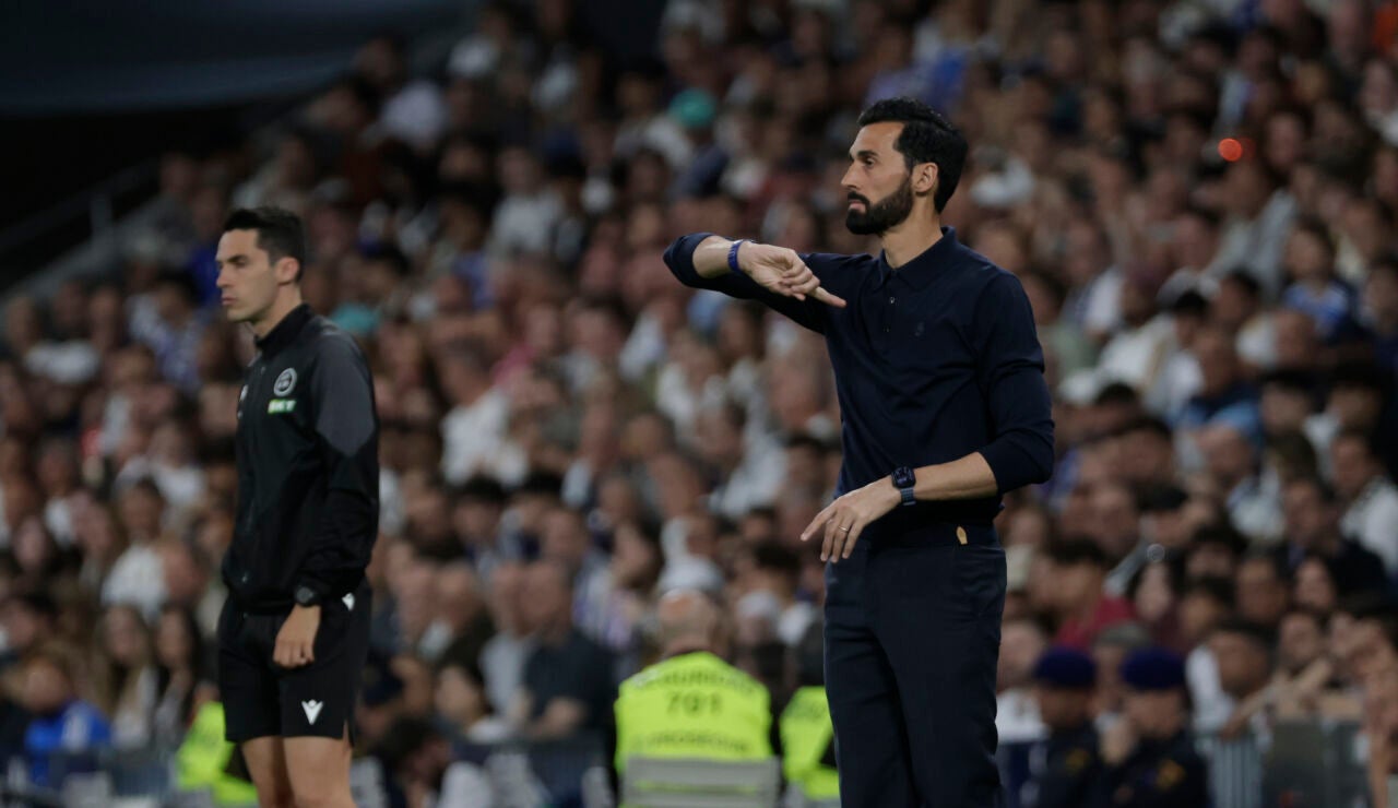 Arbeloa da instrucciones a sus jugadores en el partido ante el Alav&eacute;s