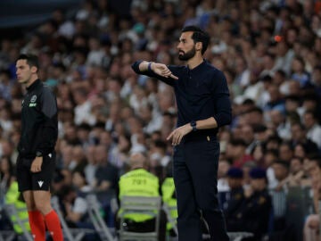 Arbeloa da instrucciones a sus jugadores en el partido ante el Alav&eacute;s