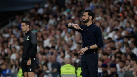 Arbeloa da instrucciones a sus jugadores en el partido ante el Alav&eacute;s