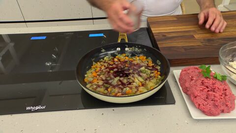 Vierte el vino tinto y deja que hierva para que se evapore el alcohol