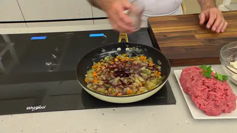 Vierte el vino tinto y deja que hierva para que se evapore el alcohol Vierte el vino tinto y deja que hierva para que se evapore el alcohol