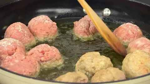 Pásalas por harina y fríelas en una sartén con abundante aceite Pásalas por harina y fríelas en una sartén con abundante aceite