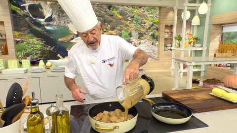 Vierte la salsa por encima