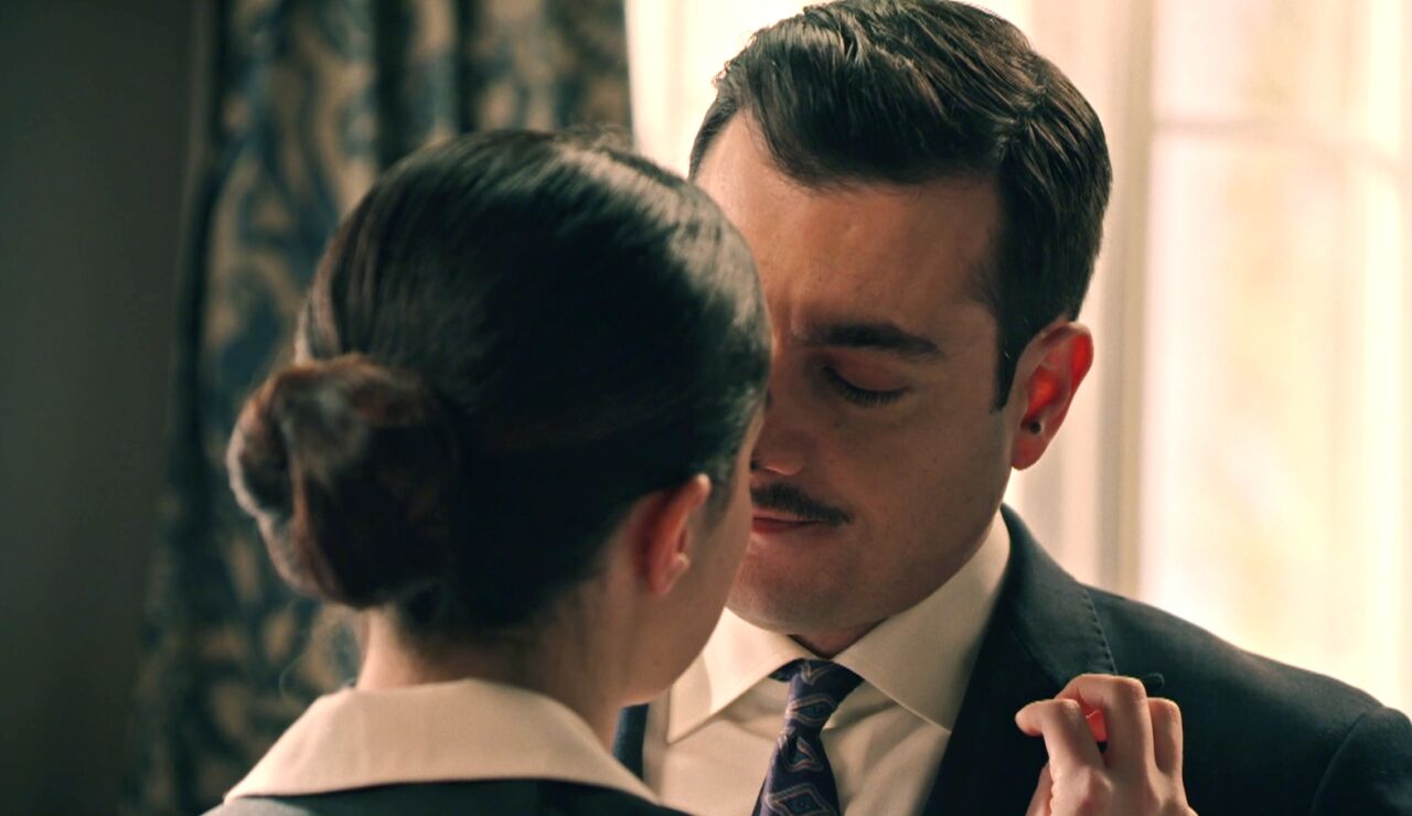 La llamada de Carmen interrumpe un momento &iacute;ntimo entre Paula y Tasio