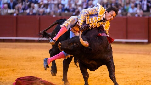 El torero Roca Rey es cogido por el quinto todo de la tarde en la decimotercera del abono taurino. A 23 de abril de 2026 