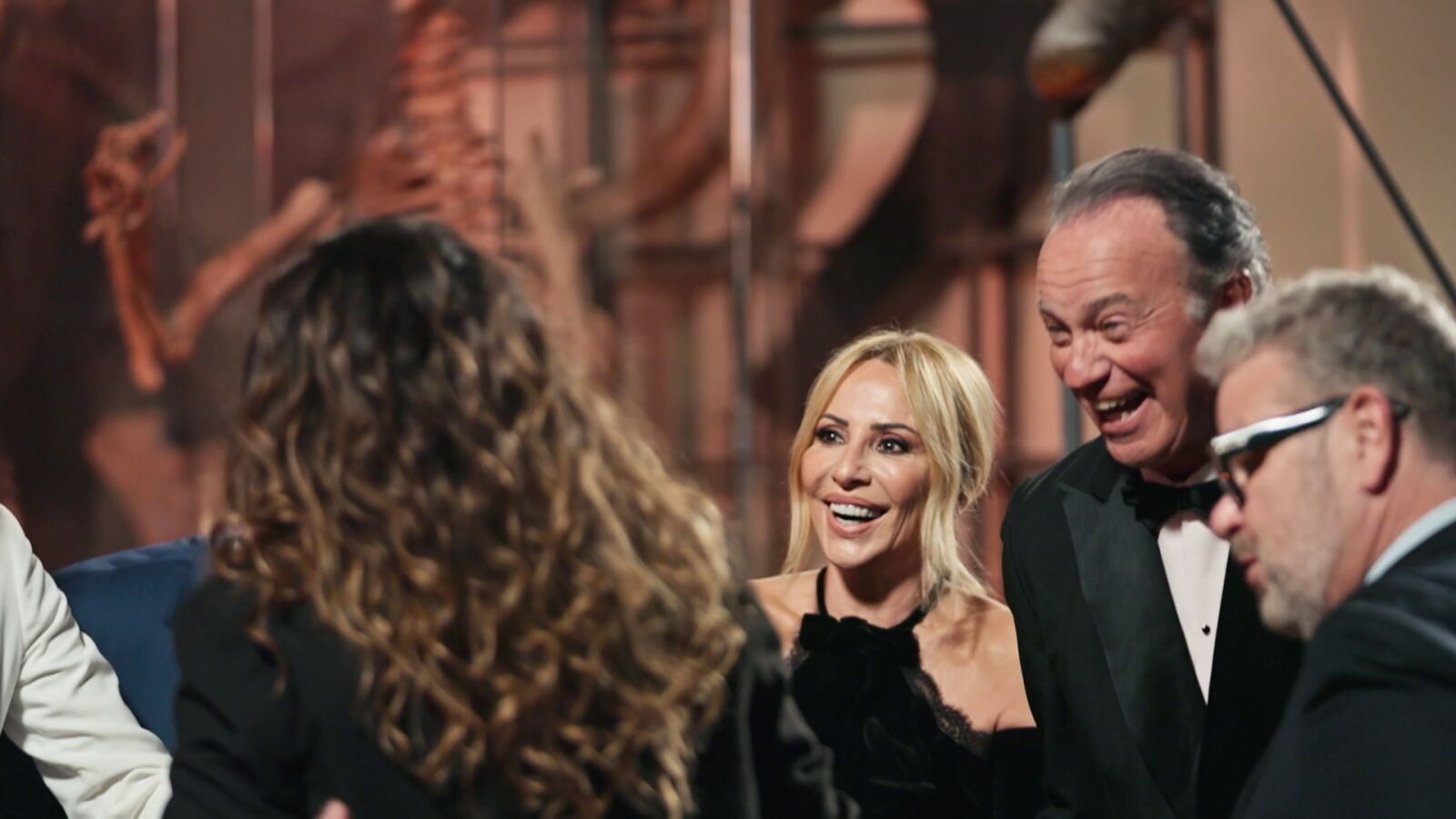 Así comienza Una fiesta de muerte: “Estaba tomándome un champagne y de repente ser Sherlock Holmes”