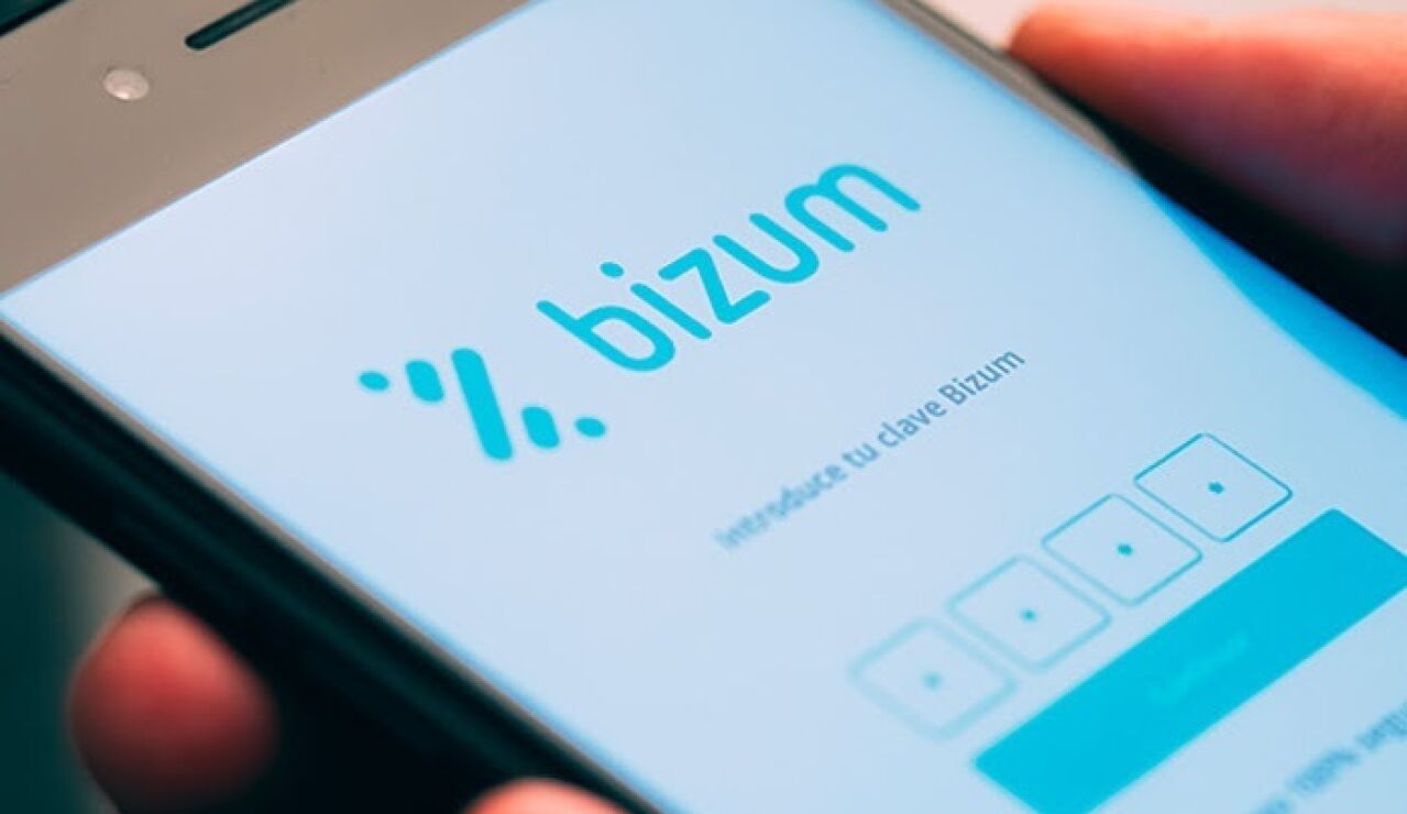 Imagen de un usuario utilizando Bizum en su m&oacute;vil.