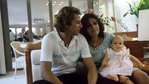 Athina Onassis de bebé con sus padres, Christina Onassis y Thierry Roussel Athina Onassis de bebé con sus padres, Christina Onassis y Thierry Roussel