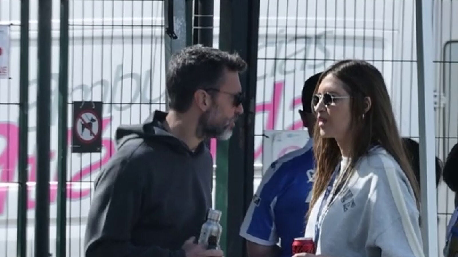 Sara Carbonero, acompañada de su novio José Luis Cabrera, en un momento muy especial para su hijo