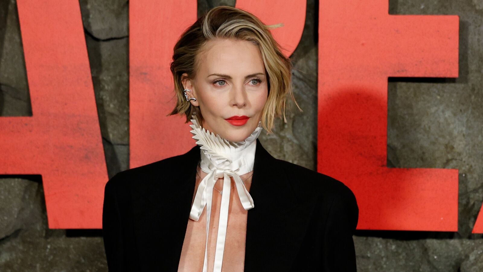 El topless de Charlize Theron en la alfombra roja al aparecer sin camisa ni sujetador