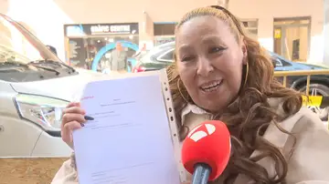 Una mujer haciendo cola para la regularización Una mujer haciendo cola para la regularización
