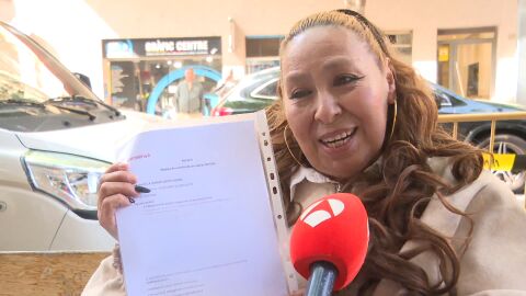 Una mujer haciendo cola para la regularizaci&oacute;n