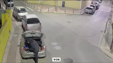 Detenidas dos personas por robar en el interior de ocho vehículos en Collado Villalba Detenidas dos personas por robar en el interior de ocho vehículos en Collado Villalba