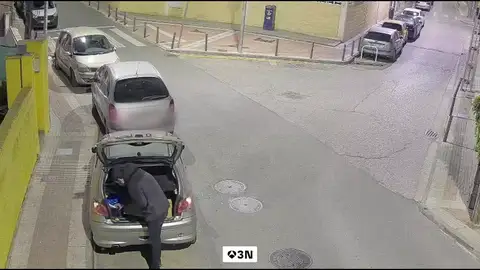 Detenidas dos personas por robar en el interior de ocho vehículos en Collado Villalba Detenidas dos personas por robar en el interior de ocho vehículos en Collado Villalba