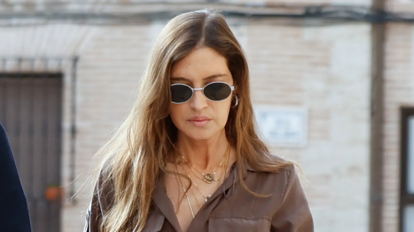 Sara Carbonero, arropada por José Luis Cabrera y sus seres queridos, reaparece emocionada para honrar a su madre