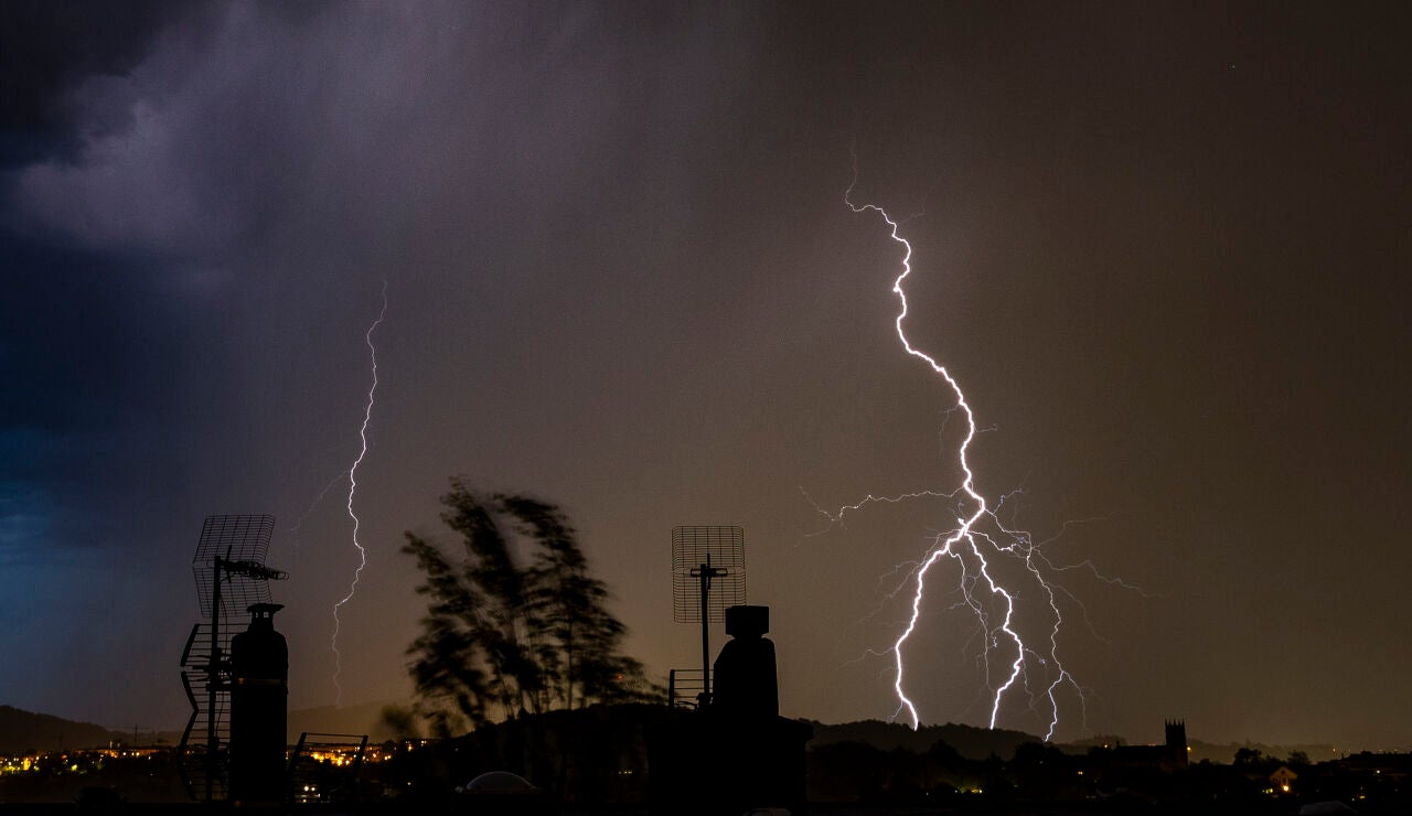 Un rayo cae este martes sobre San Sebasti&aacute;n durante una tormenta.
