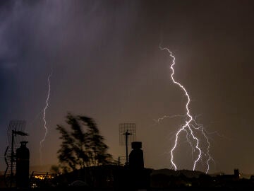 Un rayo cae este martes sobre San Sebasti&aacute;n durante una tormenta.