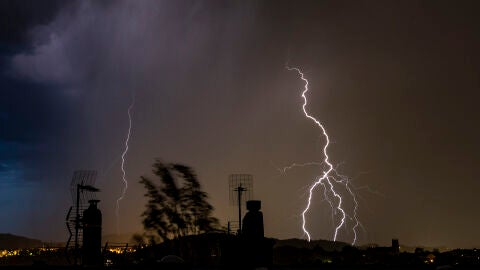Un rayo cae este martes sobre San Sebasti&aacute;n durante una tormenta.