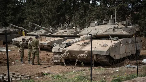 Líbano.- Israel reivindica un ataque en el sur de Líbano matando a tres integrantes de Hezbolá JERUSALEM, March 13, 2026 -- Israeli troops stage at a staging area in northern Israel near the border with Lebanon, March 13, 2026. The Israeli army said Friday in a statement that it has begun a broad reinforcement of troops along the northern border with Lebanon to strengthen "readiness for various offensive and defensive scenarios," amid ongoing fighting with Hezbollah. Europa Press/Contacto/Chen Junqing 13/03/2026 ONLY FOR USE IN SPAIN