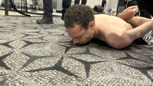 Agresor esposado en el suelo