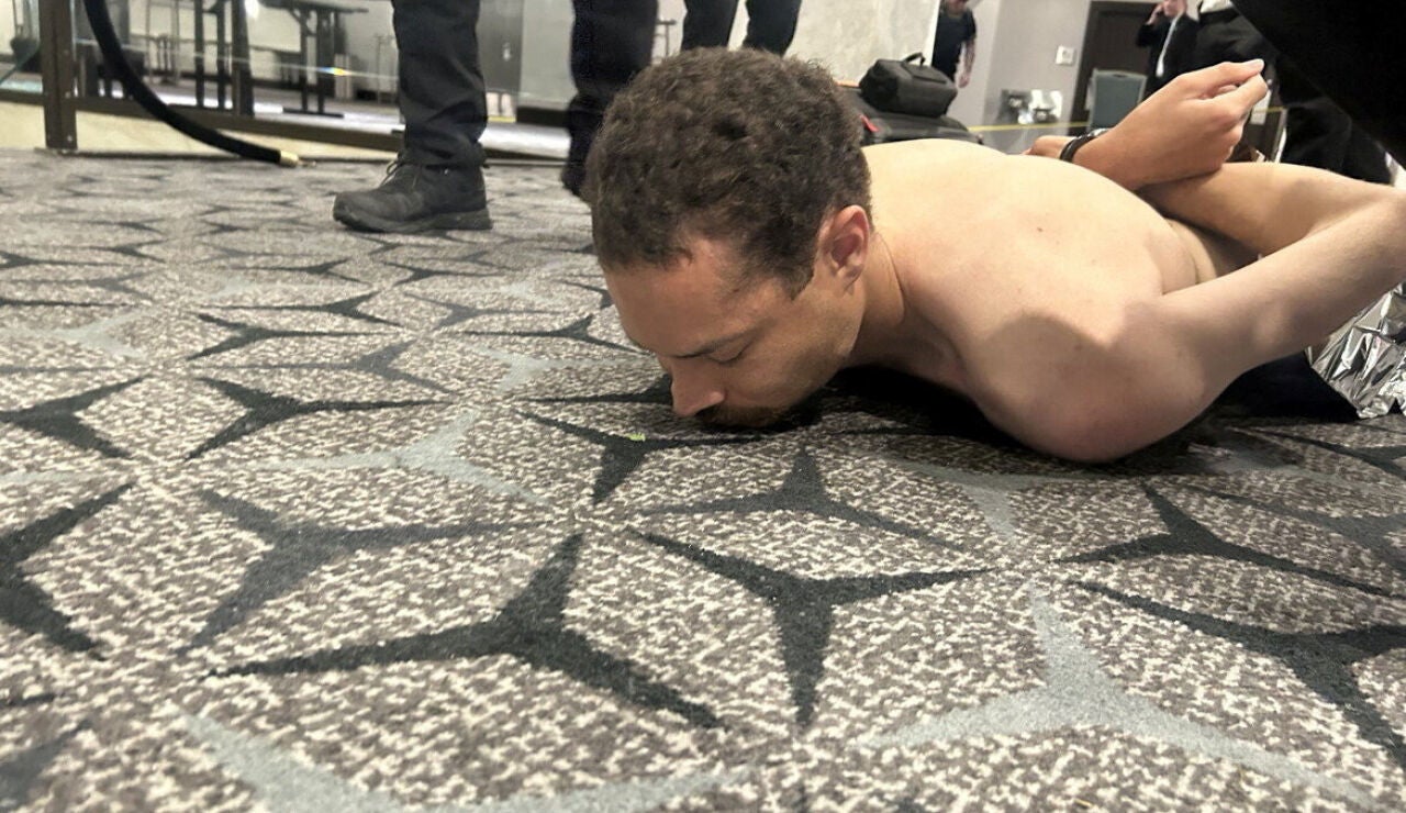 Agresor esposado en el suelo