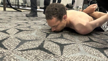 Agresor esposado en el suelo