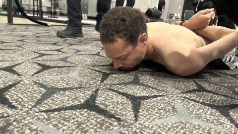 Agresor esposado en el suelo