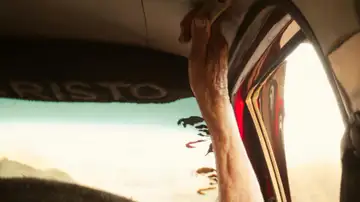 Persona mayor en un coche Persona mayor en un coche