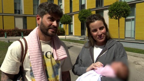 Rodri Fuertes y Marta Castro con su bebé