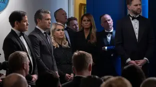 Marco Rubio (izq.), Pete Hegseth (izq. 2), Karoline Leavitt (izq. 3), Melania Trump (der. 3) y el vicepresidente JD Vance (der.) Marco Rubio (izq.), Pete Hegseth (izq. 2), Karoline Leavitt (izq. 3), Melania Trump (der. 3) y el vicepresidente JD Vance (der.)