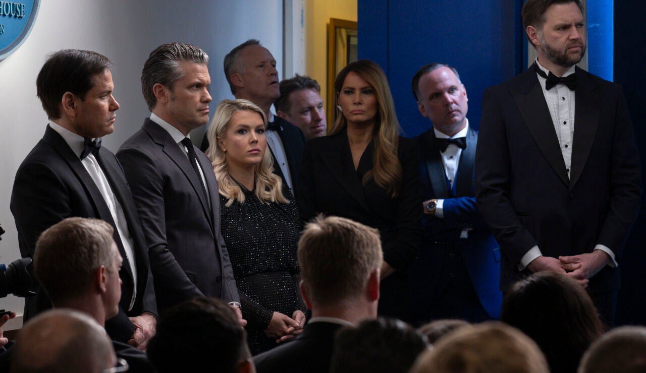 Marco Rubio (izq.), Pete Hegseth (izq. 2), Karoline Leavitt (izq. 3), Melania Trump (der. 3) y el vicepresidente JD Vance (der.)