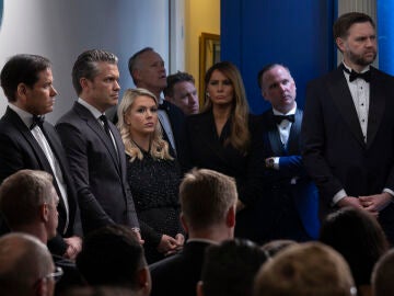 Marco Rubio (izq.), Pete Hegseth (izq. 2), Karoline Leavitt (izq. 3), Melania Trump (der. 3) y el vicepresidente JD Vance (der.)