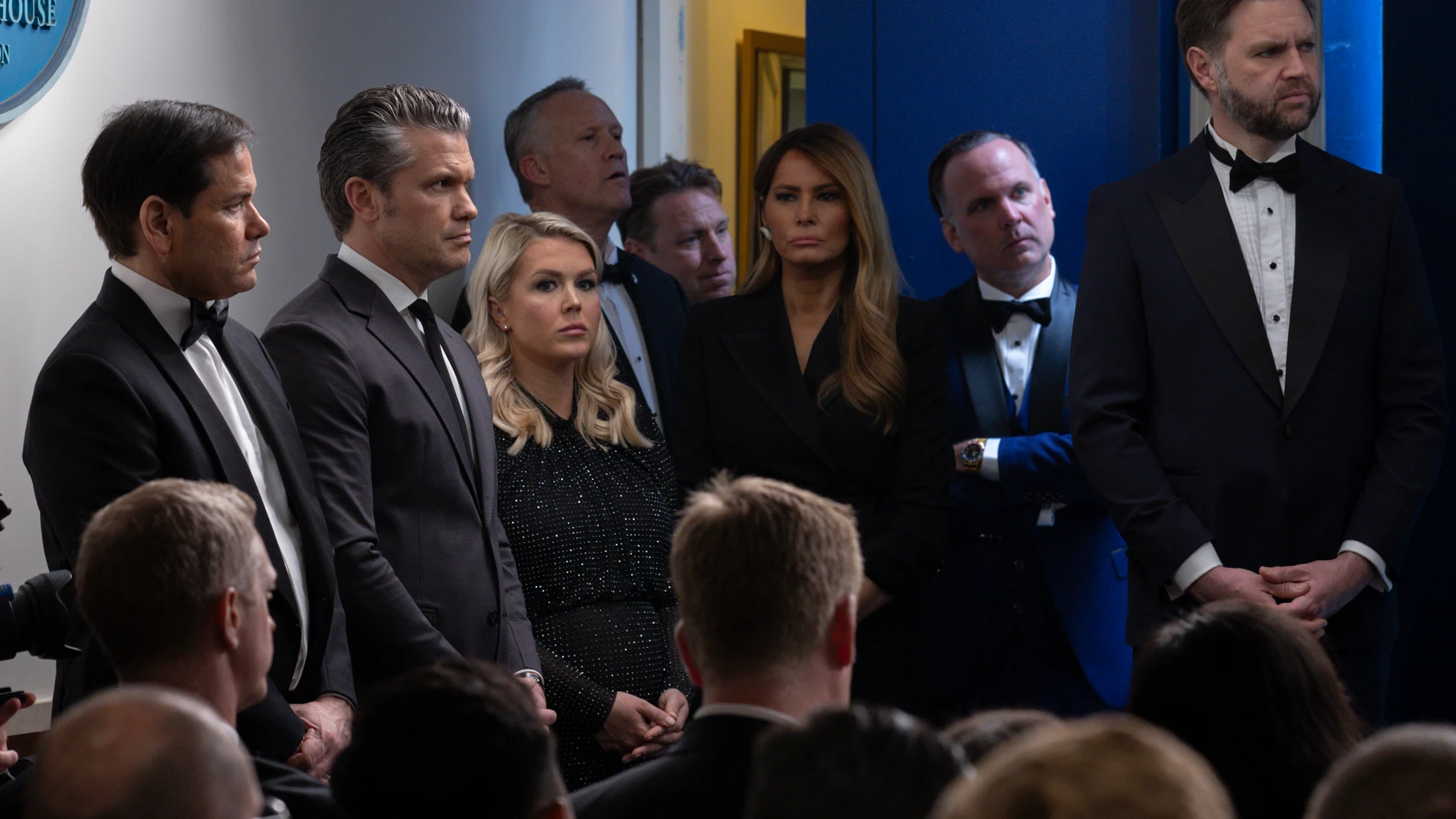 Marco Rubio (izq.), Pete Hegseth (izq. 2), Karoline Leavitt (izq. 3), Melania Trump (der. 3) y el vicepresidente JD Vance (der.) Marco Rubio (izq.), Pete Hegseth (izq. 2), Karoline Leavitt (izq. 3), Melania Trump (der. 3) y el vicepresidente JD Vance (der.)