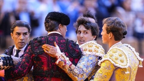 Roca Rey siendo trasladado tras su cogida en la Maestranza de Sevilla