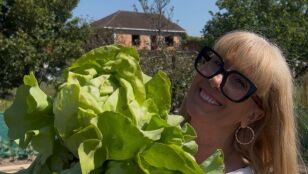 Fini Dorribo, en su huerta de Ourense.