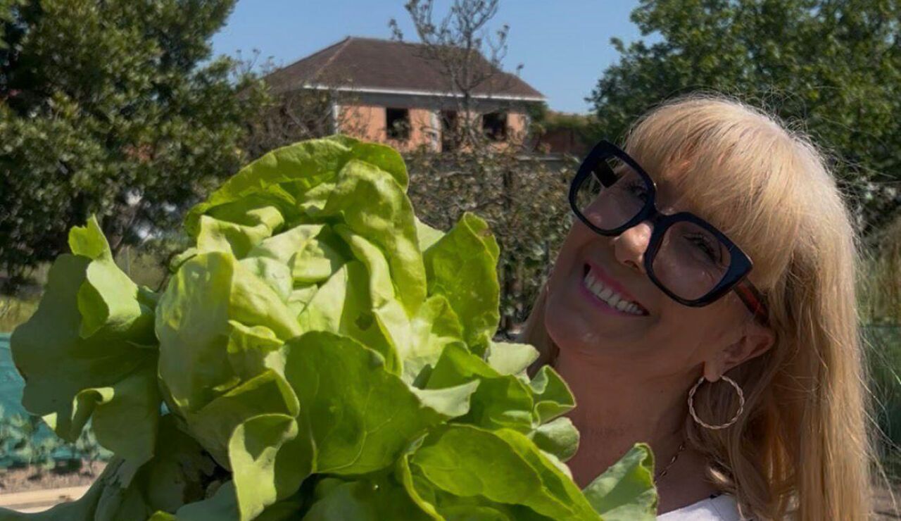 Fini Dorribo, en su huerta de Ourense.