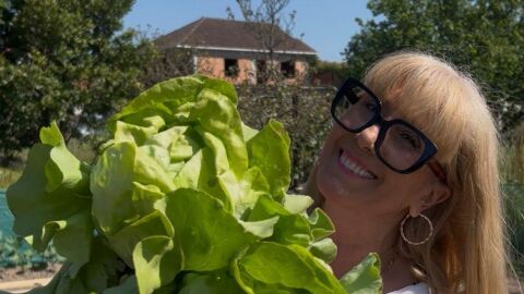 Fini Dorribo, en su huerta de Ourense.