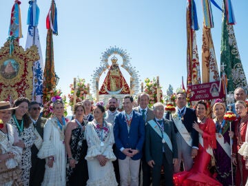 El presidente de la Junta de Andaluc&iacute;a, Juanma Moreno, ante la Virgen durante la Misa de Romeros