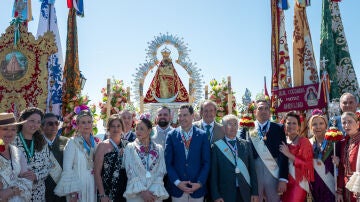 El presidente de la Junta de Andaluc&iacute;a, Juanma Moreno, ante la Virgen durante la Misa de Romeros