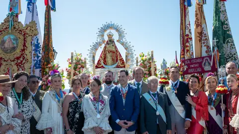 El presidente de la Junta de Andalucía, Juanma Moreno, ante la Virgen durante la Misa de Romeros El presidente de la Junta de Andalucía, Juanma Moreno, ante la Virgen durante la Misa de Romeros