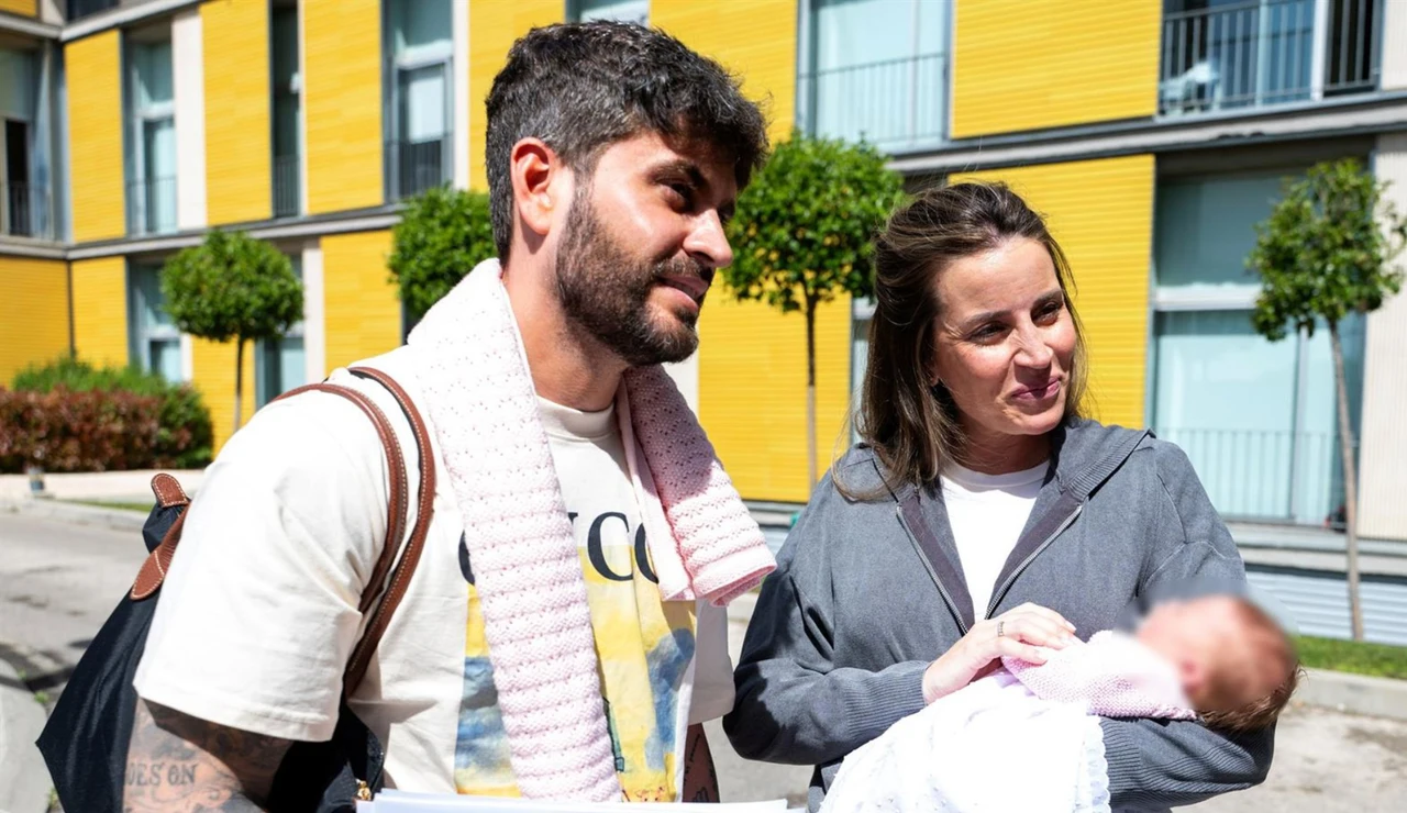 Rodri Fuertes y Marta Castro con su bebé