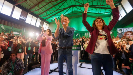 El secretario general del PSOE y presidente del Gobierno, Pedro S&aacute;nchez (c), y la candidata de esta formaci&oacute;n a la Presidencia de la Junta de Andaluc&iacute;a, Mar&iacute;a Jes&uacute;s Montero (d), durante un acto de precampa&ntilde;a en C&oacute;rdoba este domingo