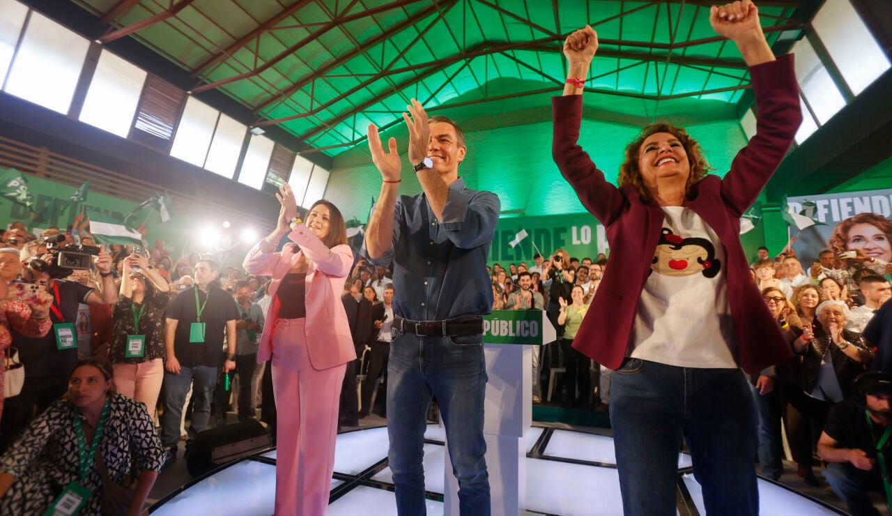 El secretario general del PSOE y presidente del Gobierno, Pedro S&aacute;nchez (c), y la candidata de esta formaci&oacute;n a la Presidencia de la Junta de Andaluc&iacute;a, Mar&iacute;a Jes&uacute;s Montero (d), durante un acto de precampa&ntilde;a en C&oacute;rdoba este domingo