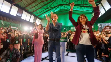 El secretario general del PSOE y presidente del Gobierno, Pedro Sánchez (c), y la candidata de esta formación a la Presidencia de la Junta de Andalucía, María Jesús Montero (d), durante un acto de precampaña en Córdoba este domingo El secretario general del PSOE y presidente del Gobierno, Pedro Sánchez (c), y la candidata de esta formación a la Presidencia de la Junta de Andalucía, María Jesús Montero (d), durante un acto de precampaña en Córdoba este domingo