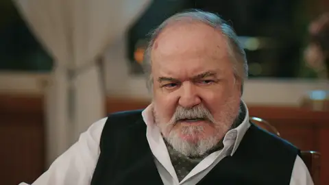 “Sois un rebaño sin pastor”: el duro discurso de Halis que ha dejado a los Korhan mudos de miedo “Sois un rebaño sin pastor”: el duro discurso de Halis que ha dejado a los Korhan mudos de miedo