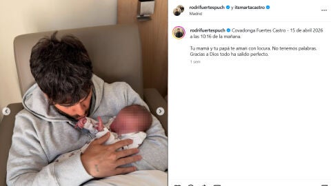 Rodri Fuertes sosteniendo a su bebé tras su nacimiento