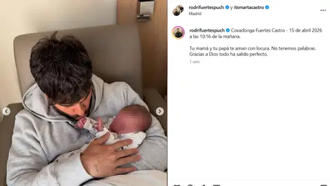 Rodri Fuertes sosteniendo a su bebé tras su nacimiento Rodri Fuertes sosteniendo a su bebé tras su nacimiento